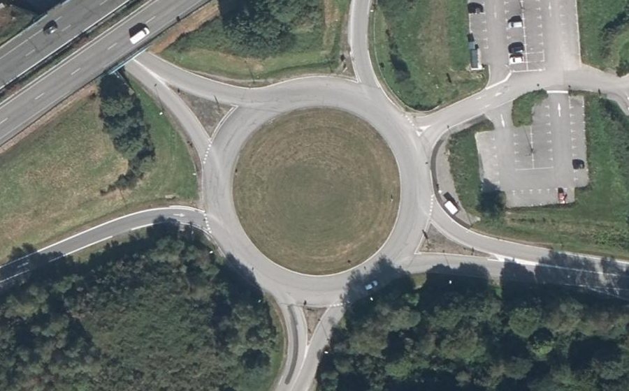 Vue aérienne du Rond-point anonyme n°143910545