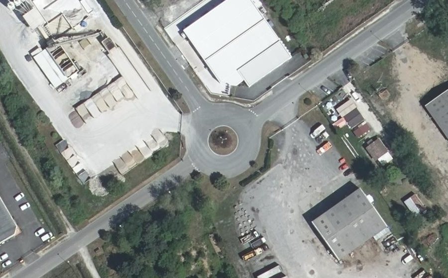 Vue aérienne du Rond-point anonyme n°143916859