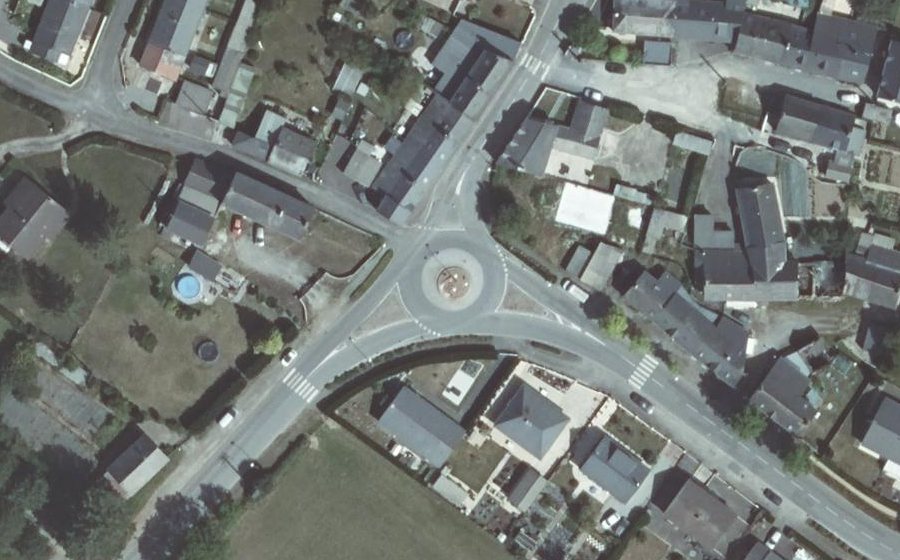 Vue aérienne du Rond-point anonyme n°143920988