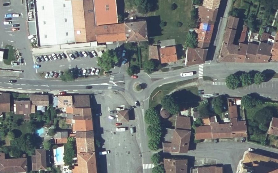 Vue aérienne du Rond-point anonyme n°143922410