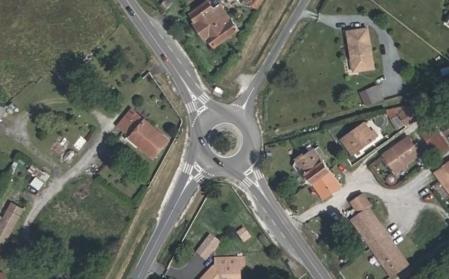 Vue aérienne du Rond-point anonyme n°143944715