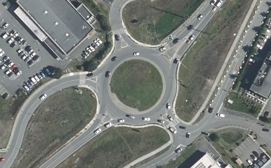 Vue aérienne du Rond-point anonyme n°143945536