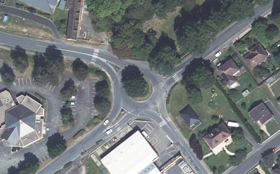 Vue aérienne du Rond-point anonyme n°143954398