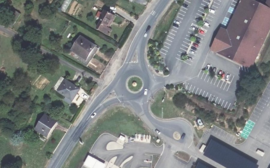 Vue aérienne du Rond-point anonyme n°143954410
