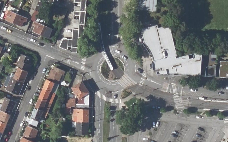 Vue aérienne du Rond-point anonyme n°143972559