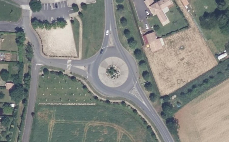 Vue aérienne du Rond-point anonyme n°143980339