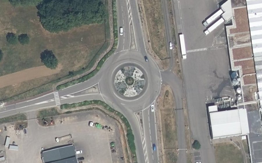 Vue aérienne du Rond-point anonyme n°143992546