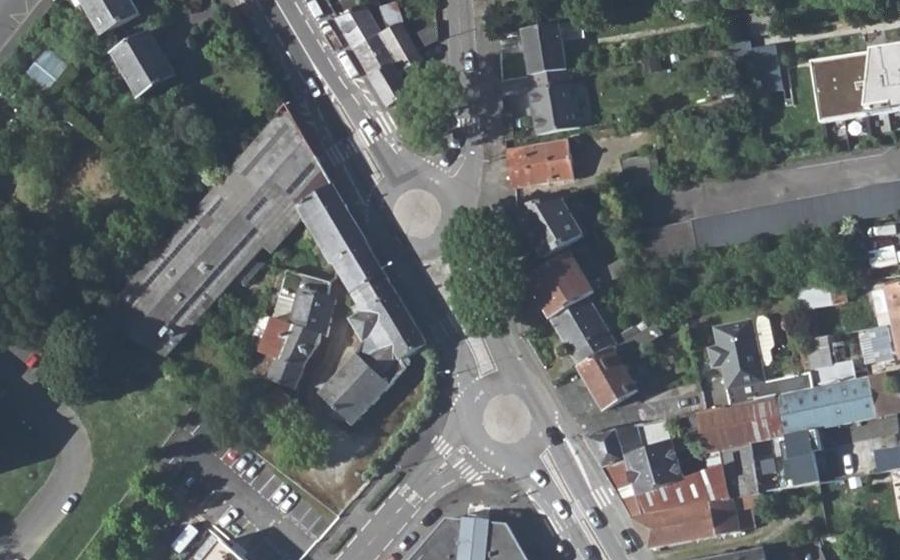 Vue aérienne du Rond-point anonyme n°144021538