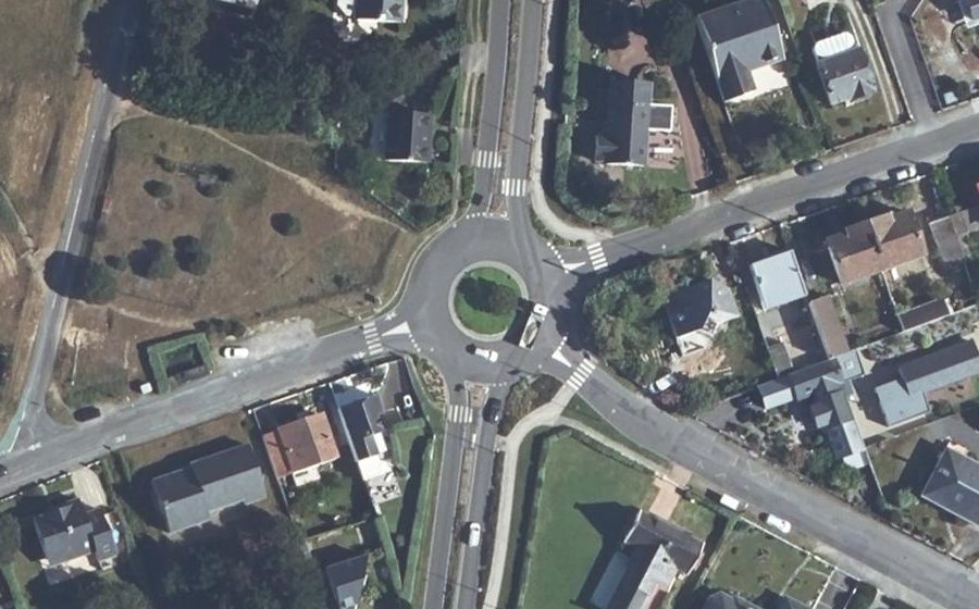 Vue aérienne du Rond-point anonyme n°144036527