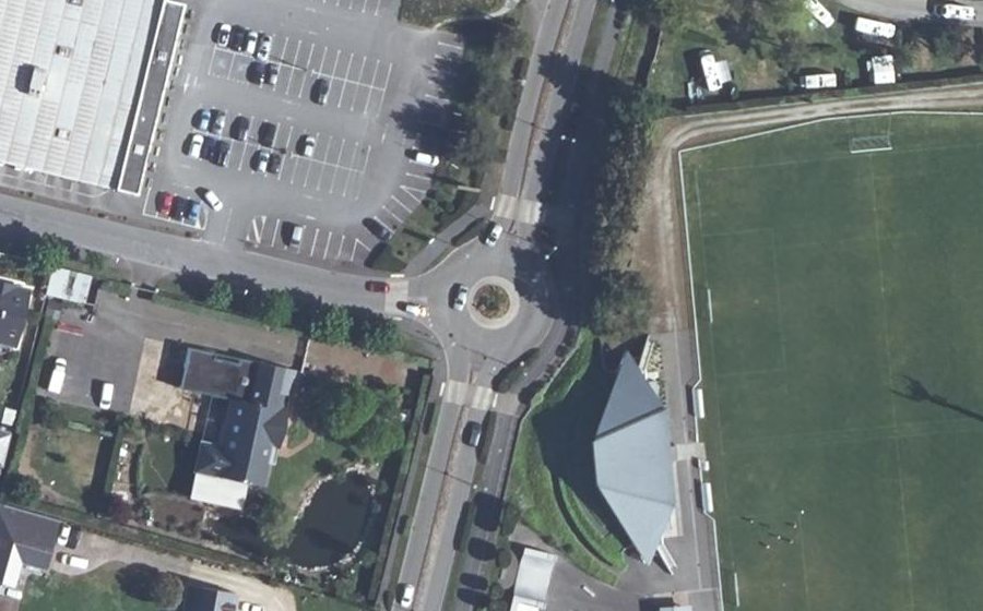 Vue aérienne du Rond-point anonyme n°144037524