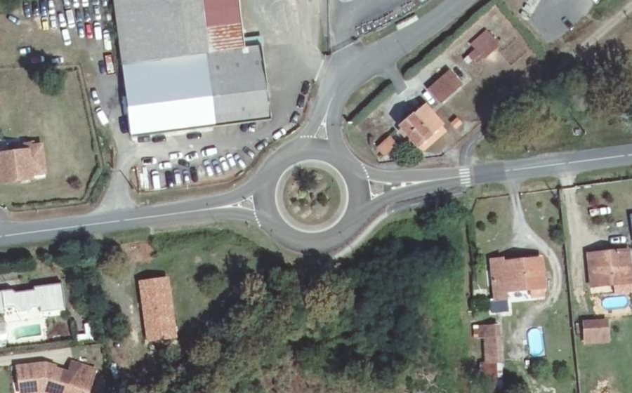 Vue aérienne du Rond-point anonyme n°144069446