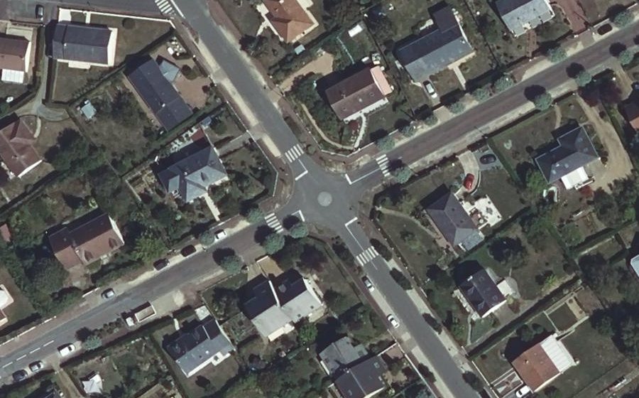 Vue aérienne du Rond-point anonyme n°144072532