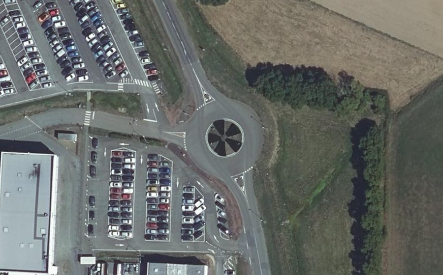 Vue aérienne du Rond-point anonyme n°144080194