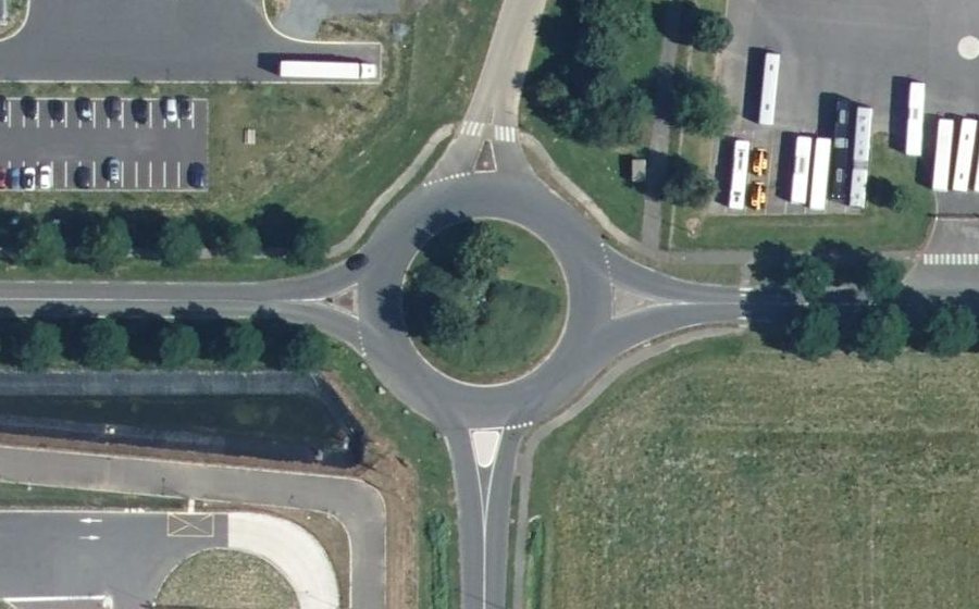 Vue aérienne du Rond-point anonyme n°144089168