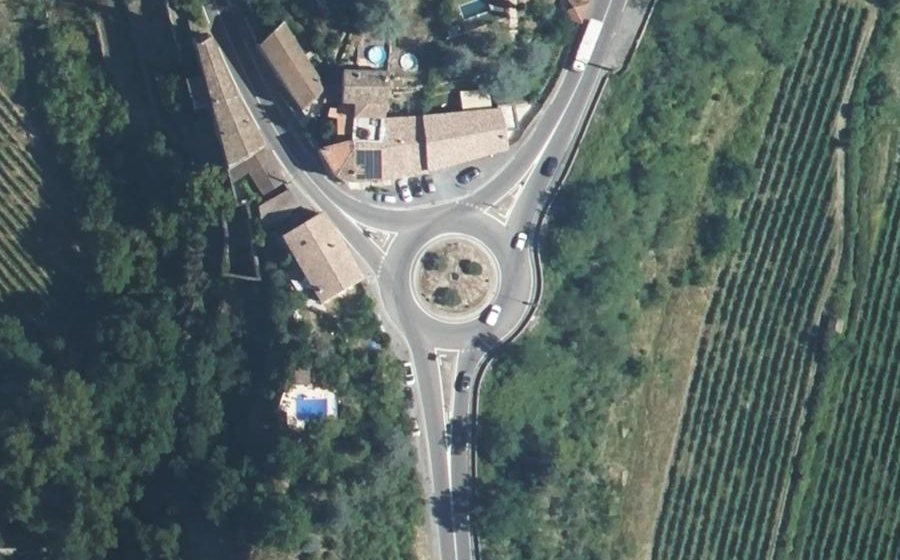 Vue aérienne du Rond-point anonyme n°144123805