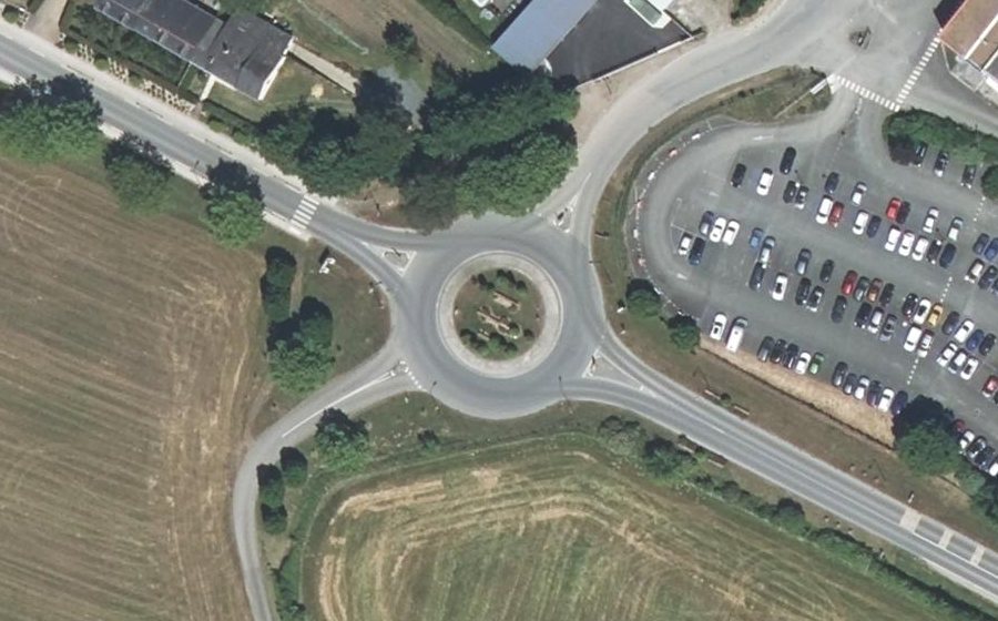 Vue aérienne du Rond-point anonyme n°144142793