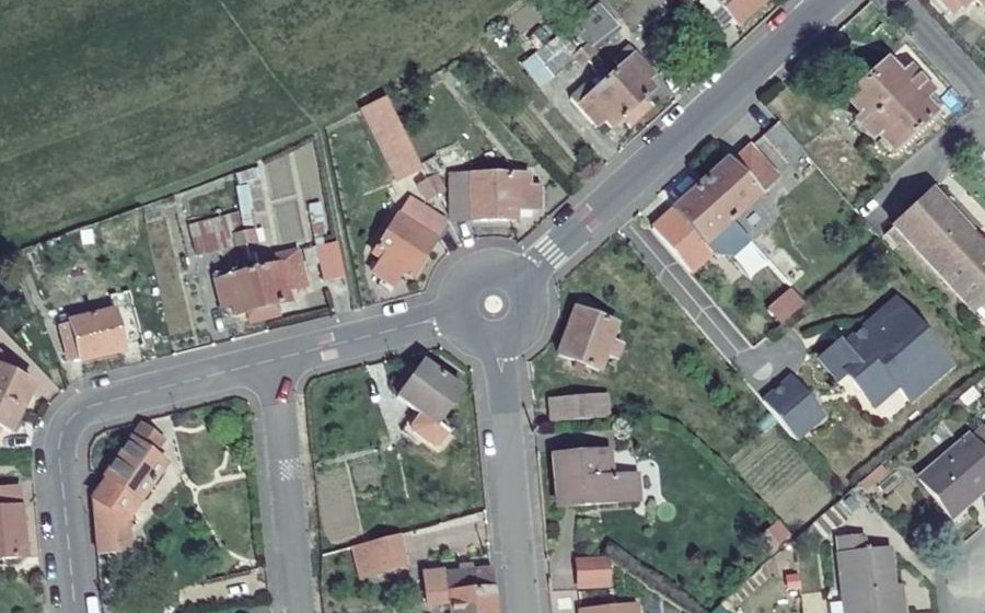 Vue aérienne du Rond-point anonyme n°1441674389