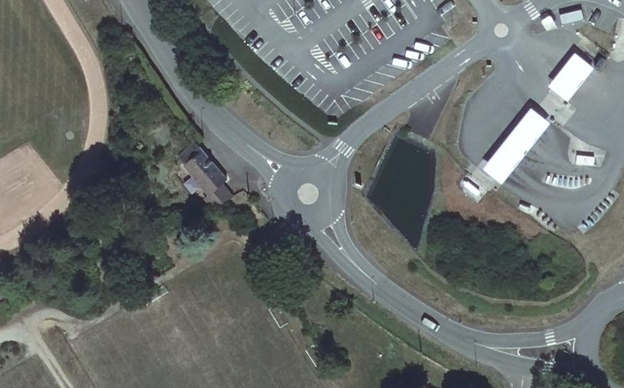 Vue aérienne du Rond-point anonyme n°144179743