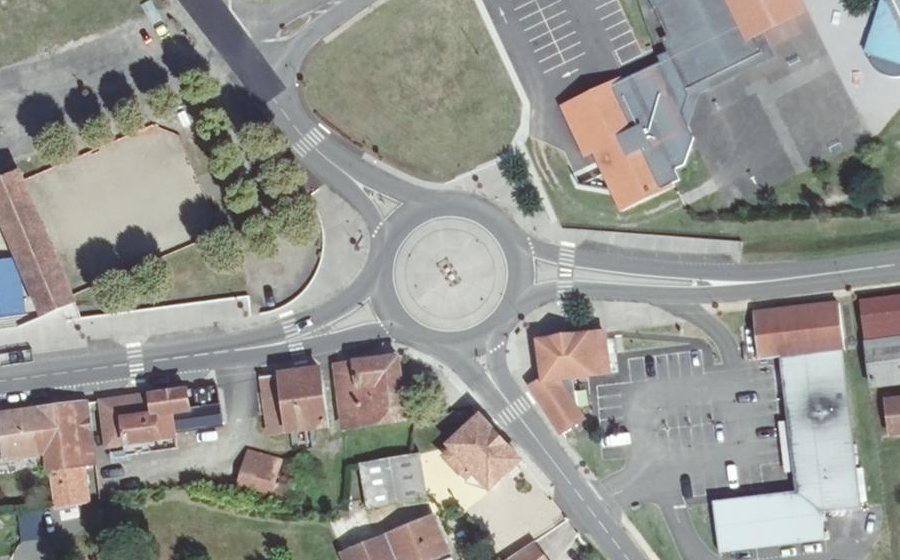Vue aérienne du Rond-point anonyme n°144184583
