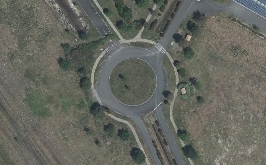 Vue aérienne du Rond-point anonyme n°144185279