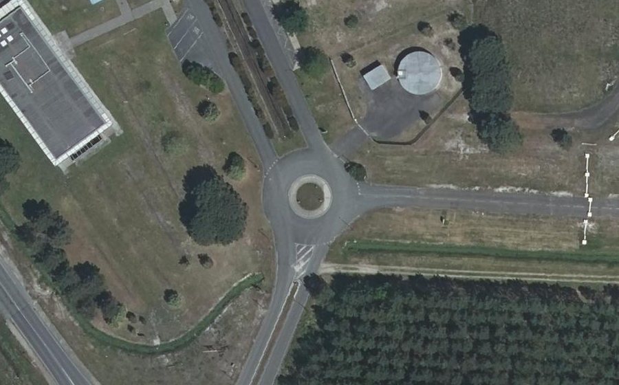 Vue aérienne du Rond-point anonyme n°144185627