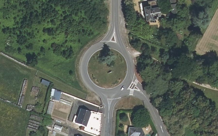 Vue aérienne du Rond-point anonyme n°144195716