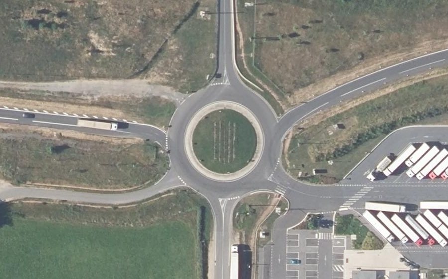 Vue aérienne du Rond-point anonyme n°144196070