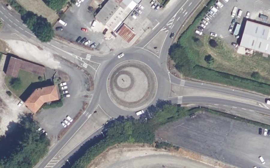 Vue aérienne du Rond-point anonyme n°144197173