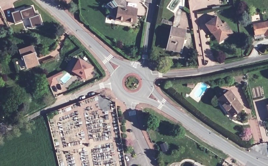 Vue aérienne du Rond-point anonyme n°144197567