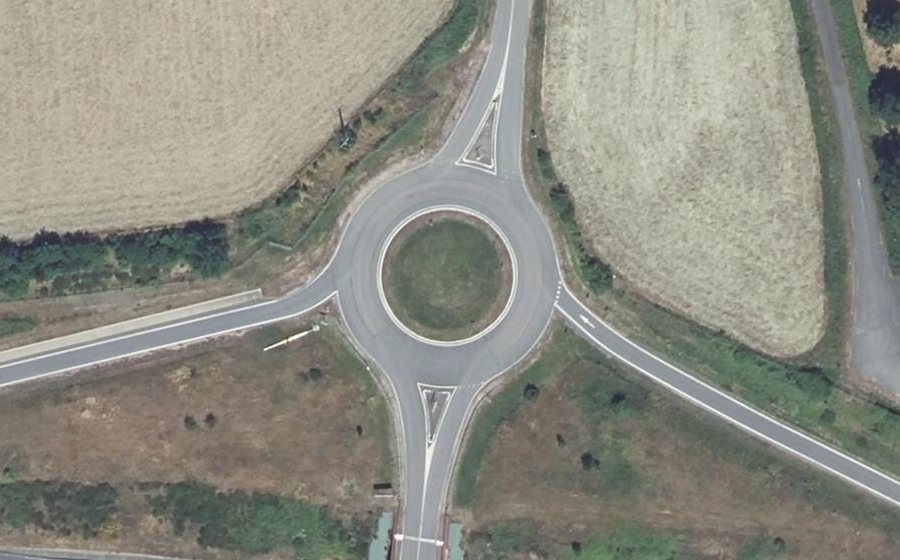 Vue aérienne du Rond-point anonyme n°144197568