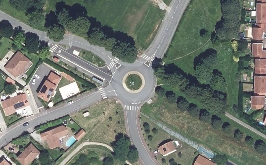 Vue aérienne du Rond-point anonyme n°144203134