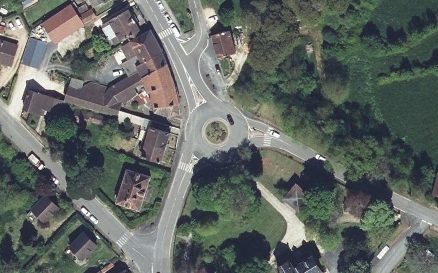 Vue aérienne du Rond-point anonyme n°144208622