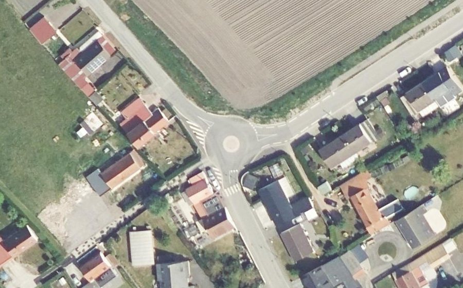 Vue aérienne du Rond-point anonyme n°1442448583