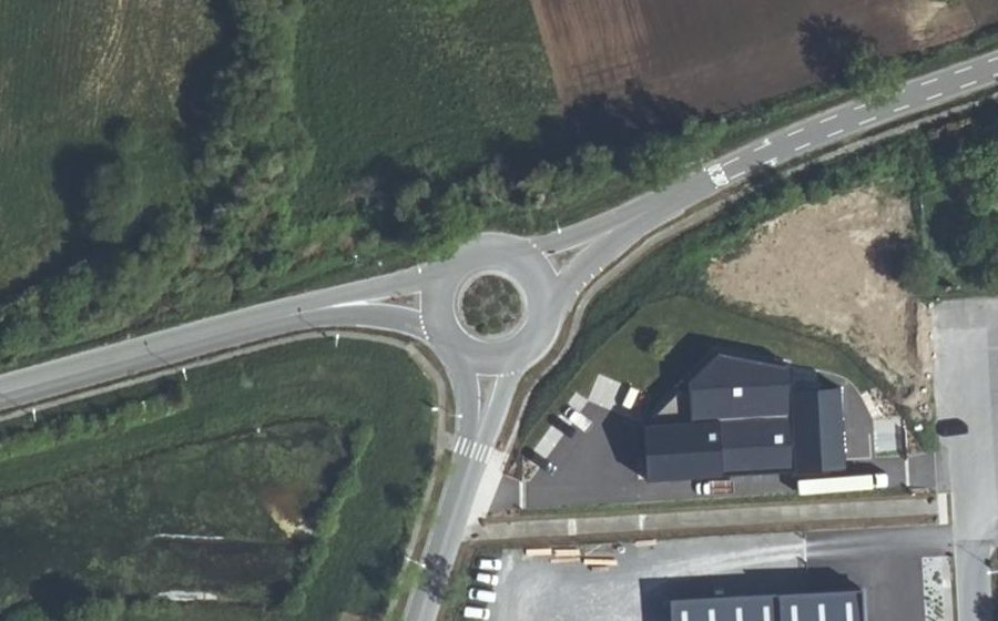 Vue aérienne du Rond-point anonyme n°144270381
