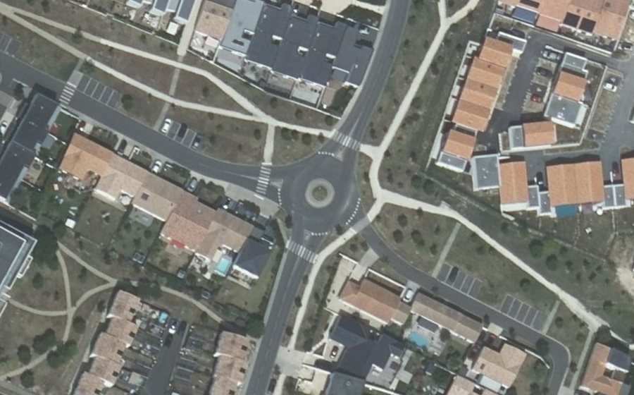 Vue aérienne du Rond-point anonyme n°1443195109