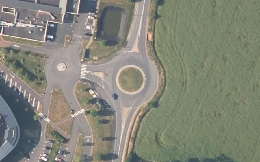 Vue aérienne du Rond-point anonyme n°1443692173