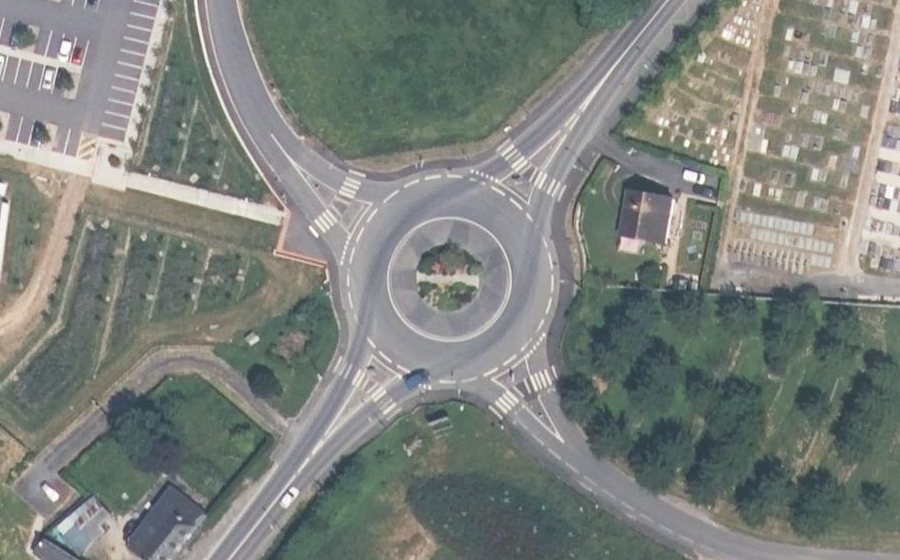 Vue aérienne du Rond-point anonyme n°1443705487