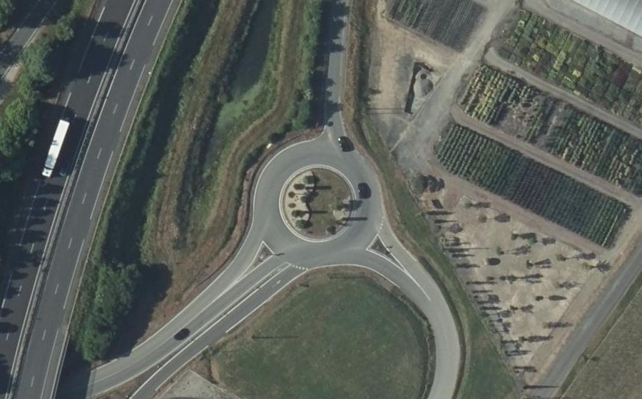 Vue aérienne du Rond-point anonyme n°144378071