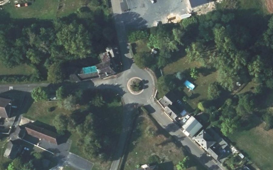 Vue aérienne du Rond-point anonyme n°144383066