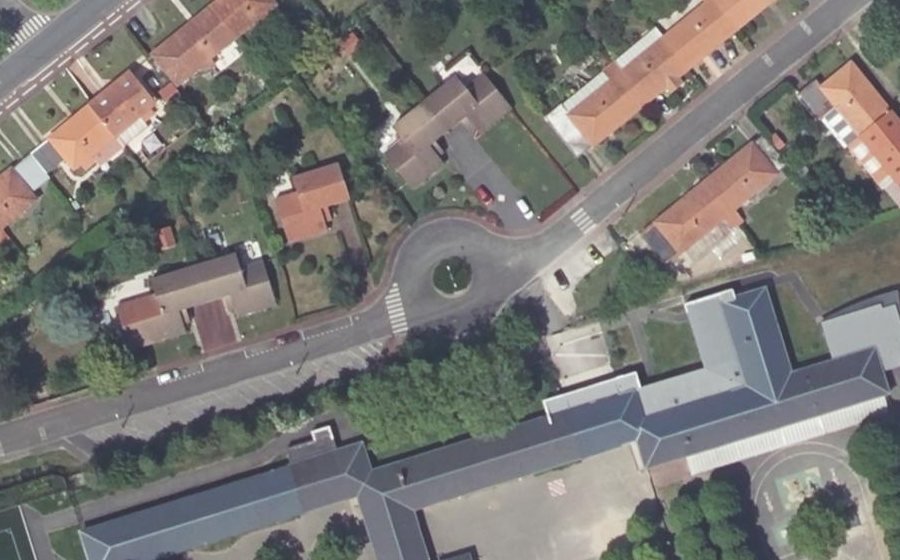 Vue aérienne du Rond-point anonyme n°144384151