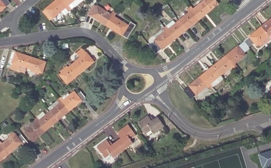 Vue aérienne du Rond-point anonyme n°144384154