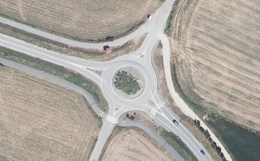 Vue aérienne du Rond-point anonyme n°144389043