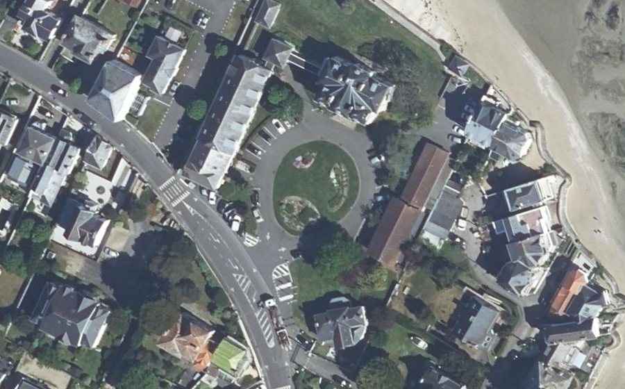 Vue aérienne du Rond-point anonyme n°144414564