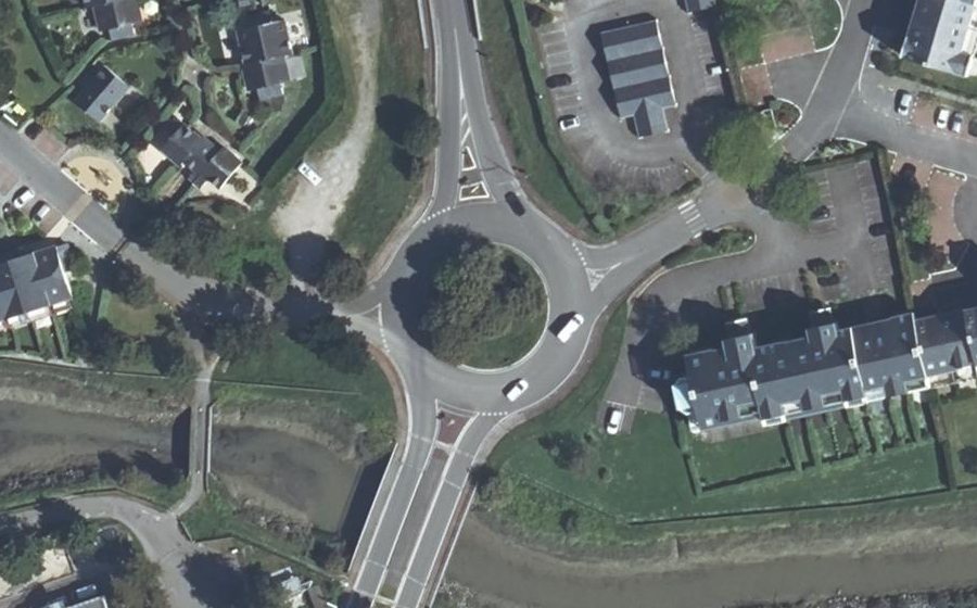 Vue aérienne du Rond-point anonyme n°144425467