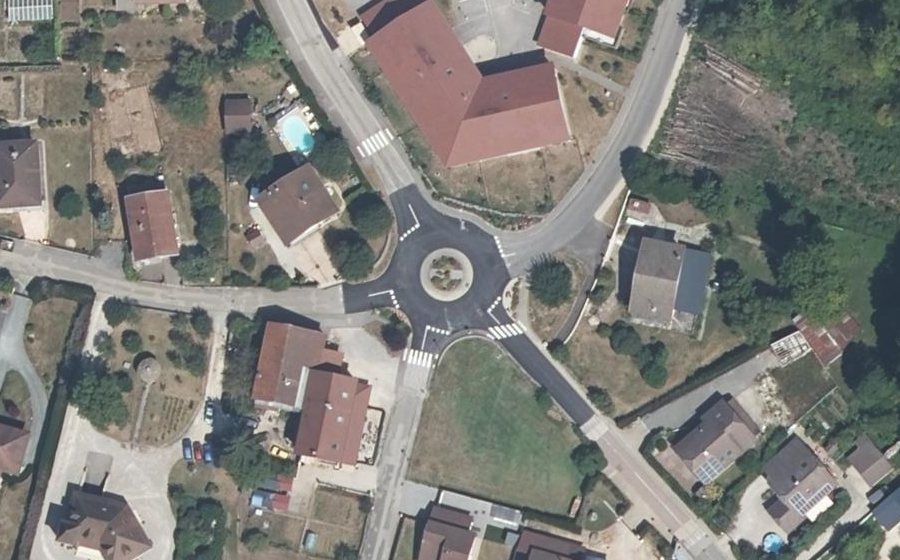 Vue aérienne du Rond-point anonyme n°144425477
