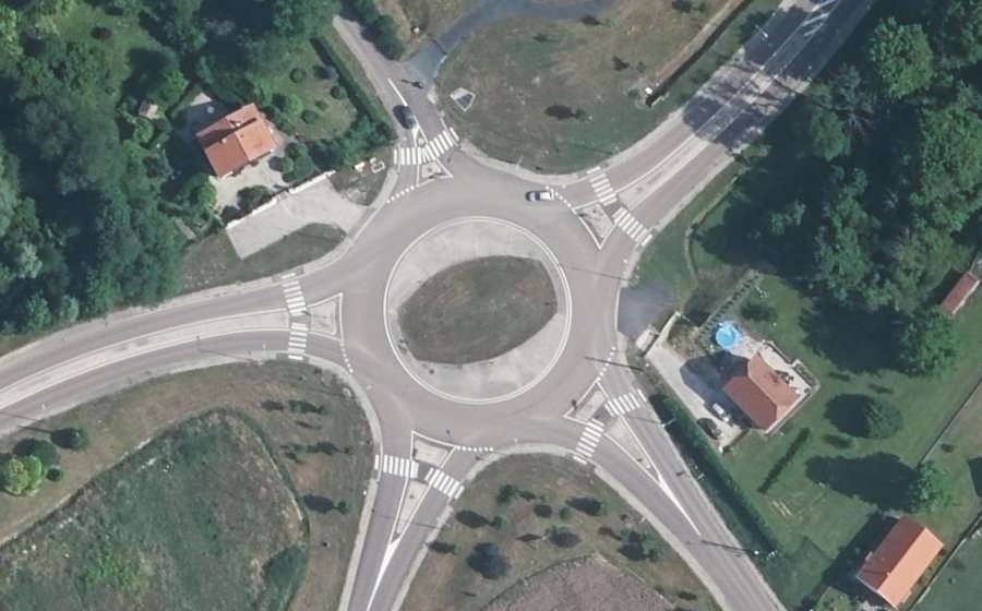Vue aérienne du Rond-point anonyme n°144450306