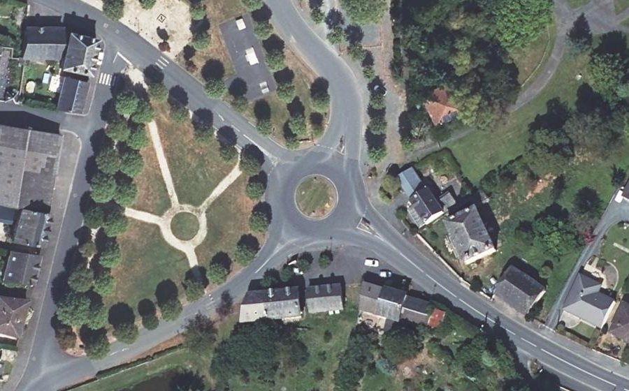 Vue aérienne du Rond-point anonyme n°144555808