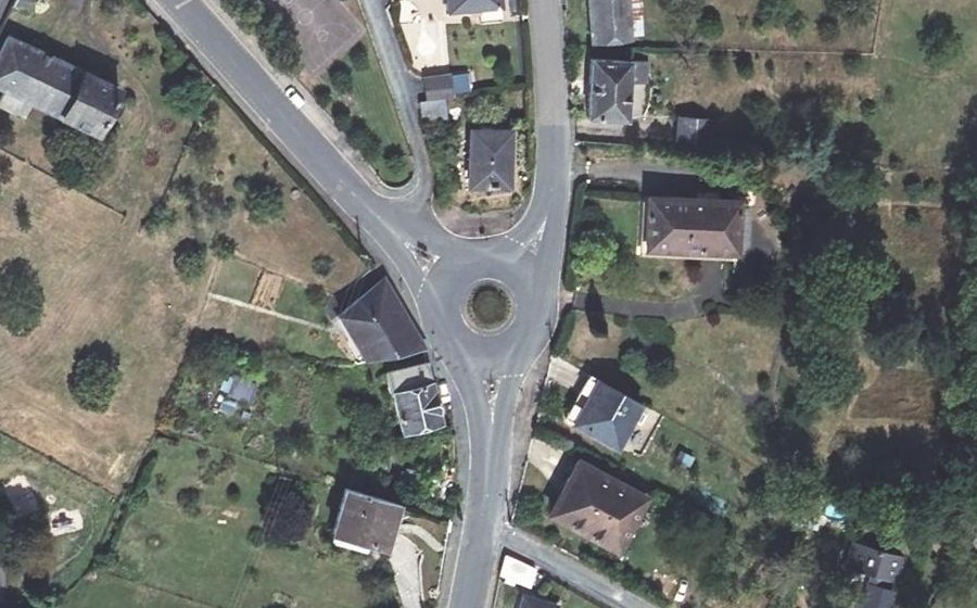 Vue aérienne du Rond-point anonyme n°144555817