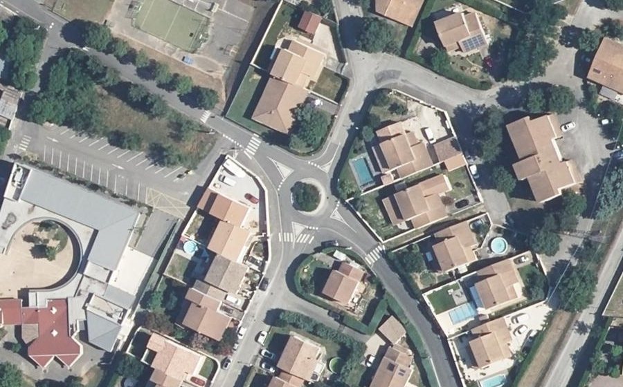 Vue aérienne du Rond-point anonyme n°144640415