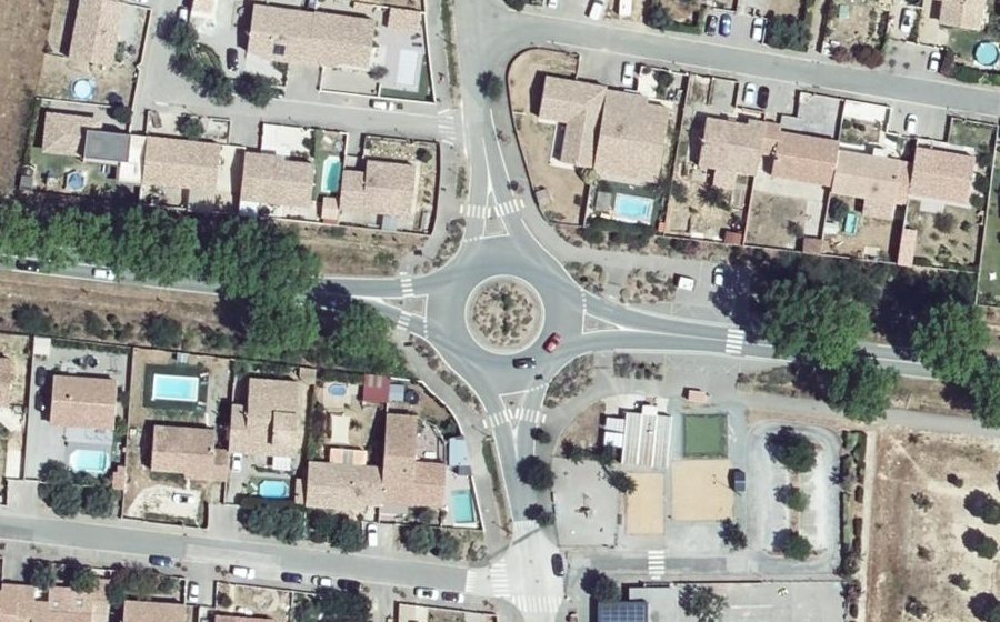 Vue aérienne du Rond-point anonyme n°144644372